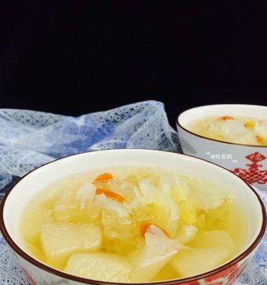 以雪梨银耳金橘子糖水为主题的家常糖水做法（健康又美味的冬季甜品/银耳雪梨金橘子汤水的制作方法）