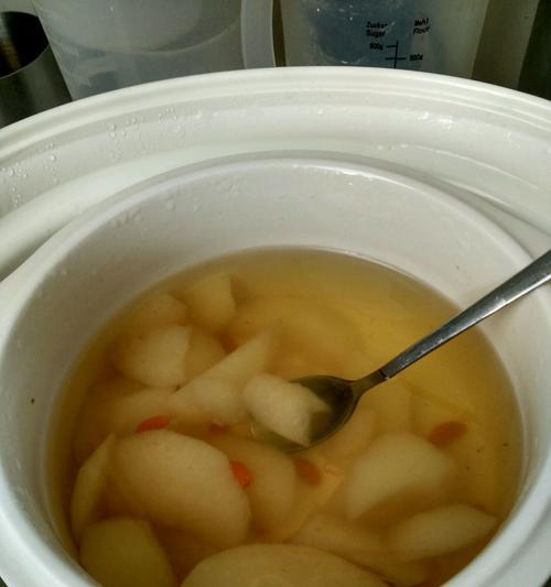 无花果雪梨糖水，夏日解暑必备的甜品（清凉美味，营养丰富的家常糖水）