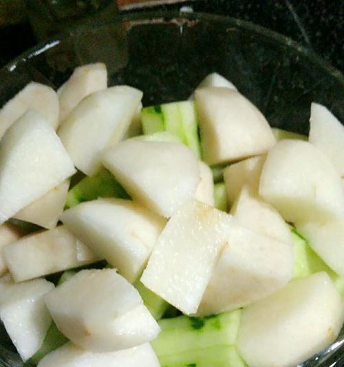 雪梨黄瓜饮的制作方法（清凉解暑，营养美味的饮品）
