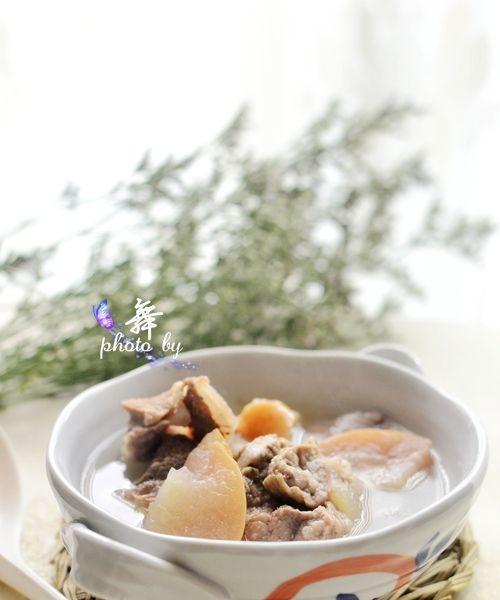 雪梨炖排骨，营养美味满满（一道简单又美味的家常菜）