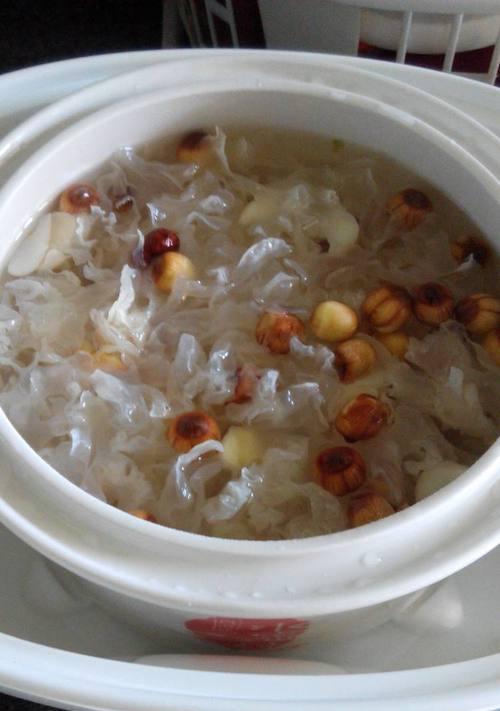 雪耳莲子百合糖水的制作方法（营养丰富的糖水，让你重拾味觉体验）