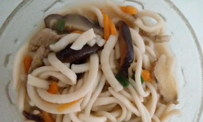 用雪菜、香菇和肉丝做出美味的面条（如何制作松软的面条和口感浓郁的肉丝）
