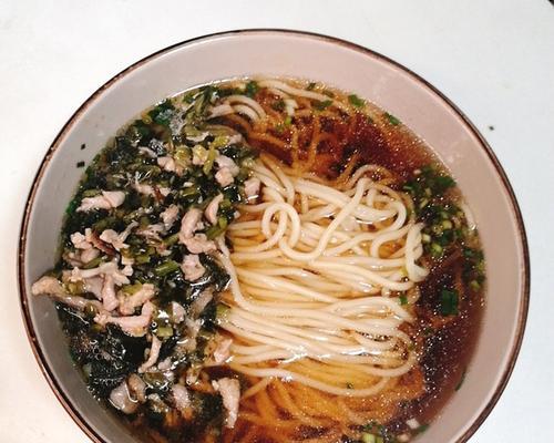 用雪菜、香菇和肉丝做出美味的面条（如何制作松软的面条和口感浓郁的肉丝）