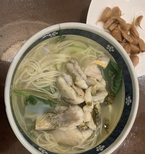 如何制作美味的雪菜黄鱼面（简单易学的做法让你在家也能享受美食）