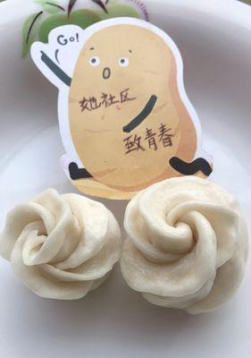 学会以双色绣球馒头的独特魅力，享受美味佳肴的乐趣（领略中式小吃新风尚，轻松制作家庭小食）