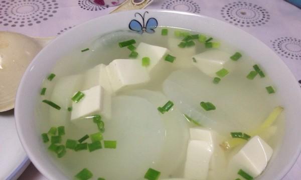 手把手教你做口感清爽的以袖珍菇白豆腐汤（健康又美味，尝尽家常好滋味）