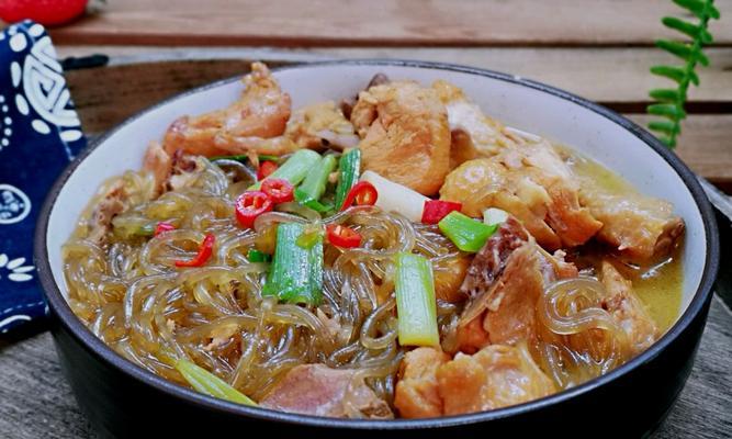 美食诱惑，小鸡蘑菇炖粉条（一道美味营养的家常菜）