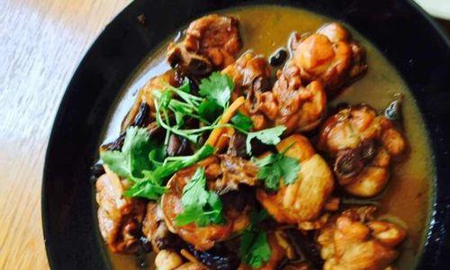 美味小鸡炖蘑菇土豆的制作方法（一道营养丰富、味道鲜美的家常菜）