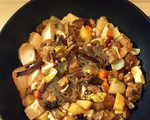 美味小鸡炖蘑菇土豆的制作方法（一道营养丰富、味道鲜美的家常菜）