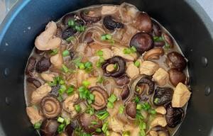鲜香可口的家常菜，轻松学会小鸡炖蘑菇粉条的做法（鲜香可口的家常菜，轻松学会小鸡炖蘑菇粉条的做法）