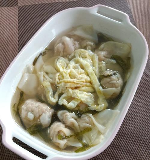 手工制作三鲜小馄饨（健康美味，家庭自制，香鲜可口）