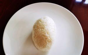小黄人包饭的做法（手把手教你制作可爱萌萌的小黄人包饭，让您的午餐更有趣！）