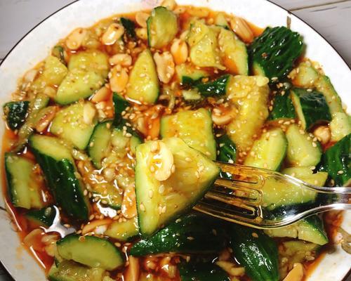 咸水鸡凉拌小黄瓜，清爽夏日好滋味（手把手教你制作一道美味的咸水鸡凉拌小黄瓜）