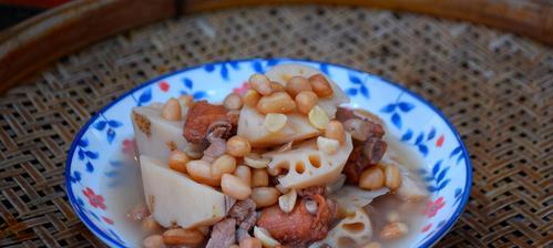 小红豆薏米莲藕汤，健康好滋味（秋冬养生，美味佳肴助消化）