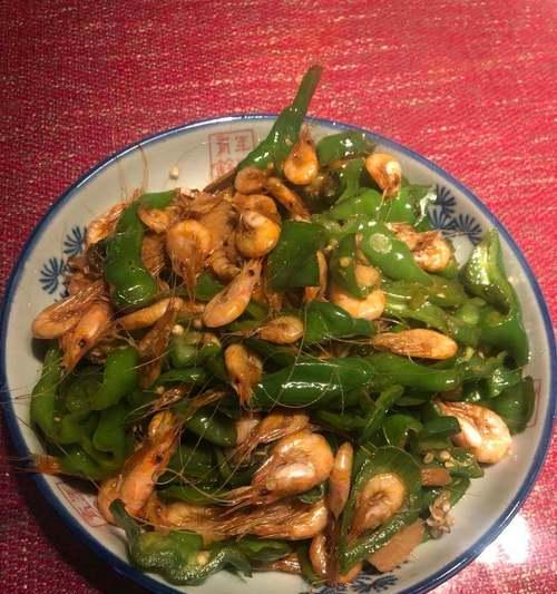 五香小河虾的制作方法（家庭自制美味小吃，香辣可口，营养丰富）