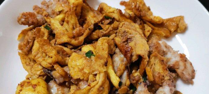 小河虾炒蛋的做法（美味可口的家常菜谱）