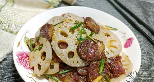 一道经典美食——小葱炒甜肠（美味可口的家常菜）