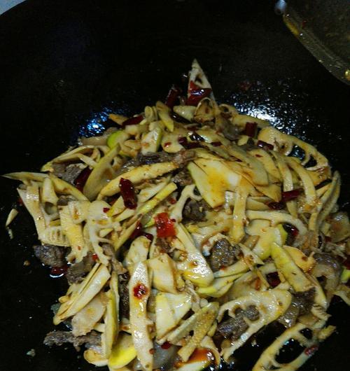 咸菜肉片炒小春笋，美味家常菜（家常美味，清香爽口的小春笋炒肉加咸菜）