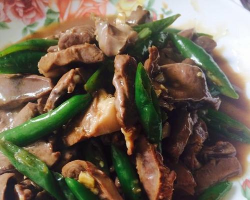 小炒猪心，美味营养的家常菜（用独特的调味作出口感鲜美、营养丰富的小炒猪心）