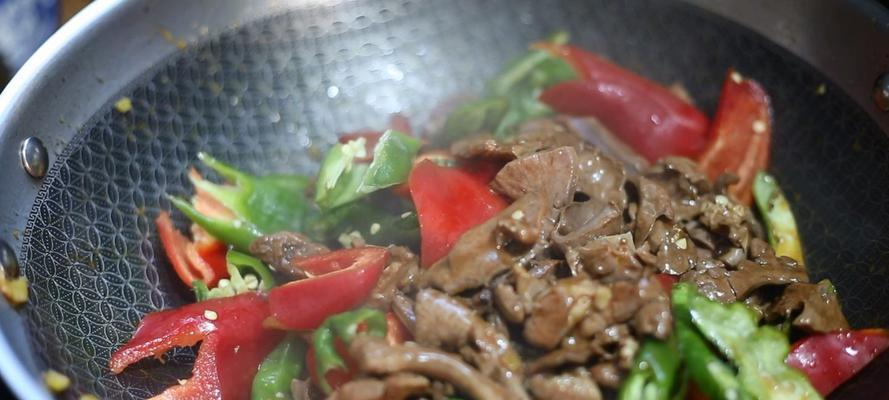 小炒猪心，美味营养的家常菜（用独特的调味作出口感鲜美、营养丰富的小炒猪心）
