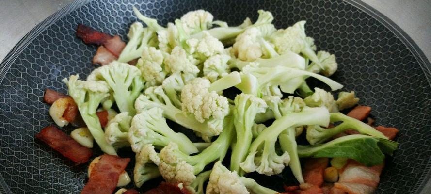 香味四溢！学会小炒培根菜花，让你瞬间秒杀厨艺！（如何用炒锅做出口感鲜美、色彩艳丽的小炒培根菜花？——入门菜谱）