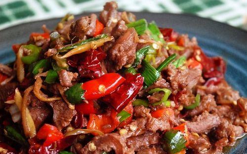 教你制作美味小炒牛肉（口感鲜嫩，香辣可口，家常菜易学易做）