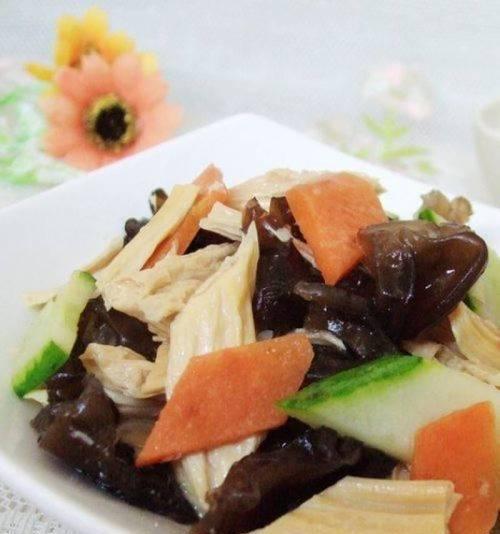 学会以小炒腐竹，享受美味无限（口感鲜香，吃到回味无穷，小炒腐竹的做法和技巧）