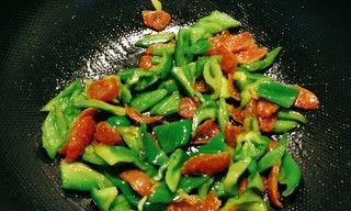 小炒脆皮肠的制作技巧（口感鲜美、易于入口，）