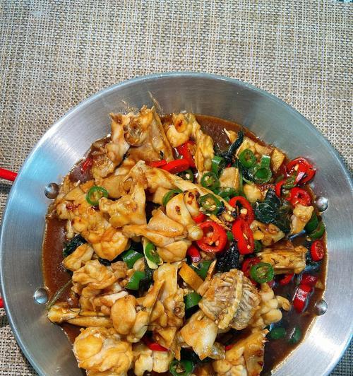香辣煨牛蛙的制作方法（用辣椒和香料打造的美味佳肴）