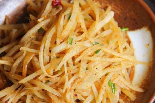 做出美味的香辣土豆丝（以土豆为主材料的又香又辣的家常菜谱）