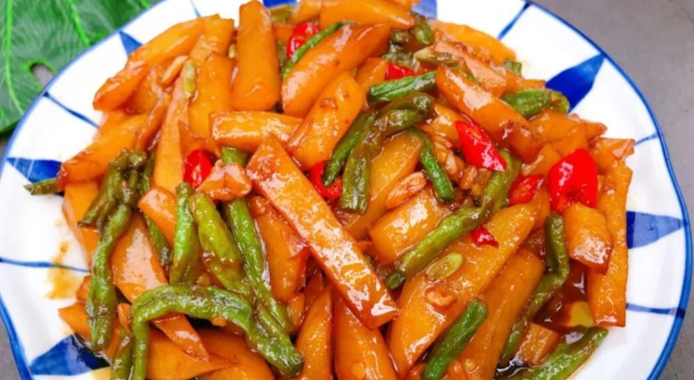香辣土豆干的做法（家庭自制美食）