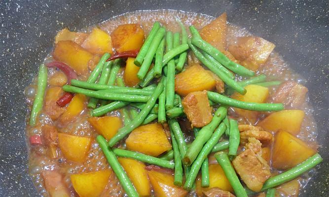 香辣土豆豆角丁的做法（简单易学，美味可口的家常小菜）