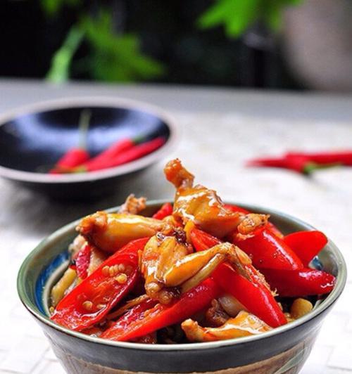 香辣田鸡腿的制作方法（烹饪美味的田鸡腿菜谱）