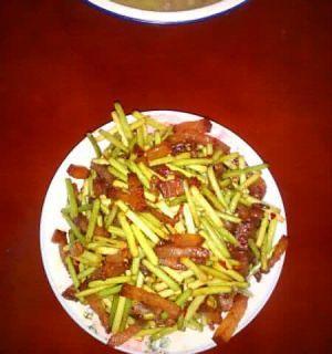 香辣蒜薹酱的制作方法（用新鲜蒜薹做的香辣酱，让你欲罢不能）