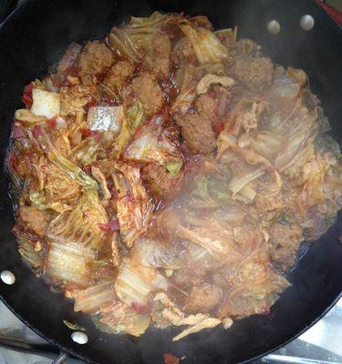 香辣酸菜粉条包的制作方法（在家也能享受美味的小吃）