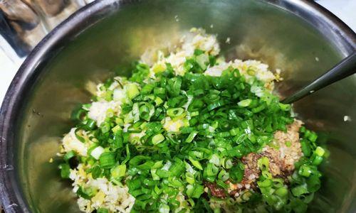 香辣酸菜粉条包的制作方法（在家也能享受美味的小吃）