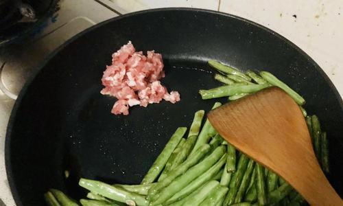 学会做香辣瘦肉豆角丝，让你爱上家常菜（简单易学的做法，营养丰富的味道，瘦肉豆角丝的必备技能）