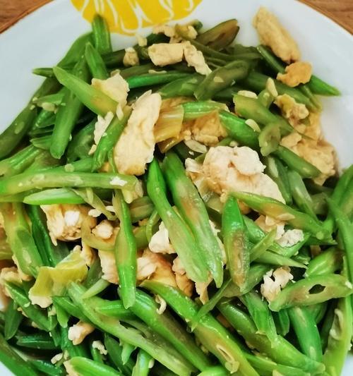 学会做香辣瘦肉豆角丝，让你爱上家常菜（简单易学的做法，营养丰富的味道，瘦肉豆角丝的必备技能）