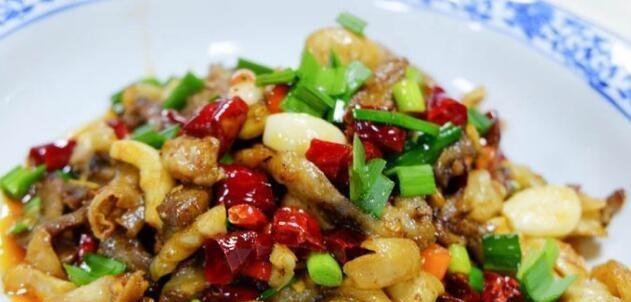 香辣三色羊肉卷的做法（手把手教你制作美味的香辣三色羊肉卷）