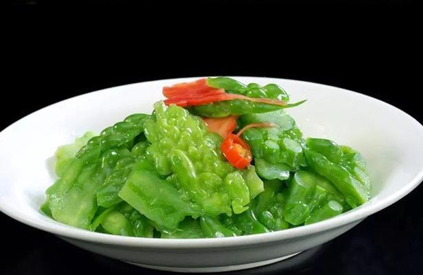 香辣肉末苦瓜的制作方法（健康美味，家常必备的凉菜佳品）
