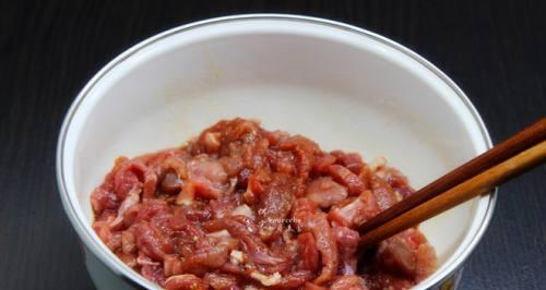 香辣肉酱的制作方法（香辣美味，自制更健康）