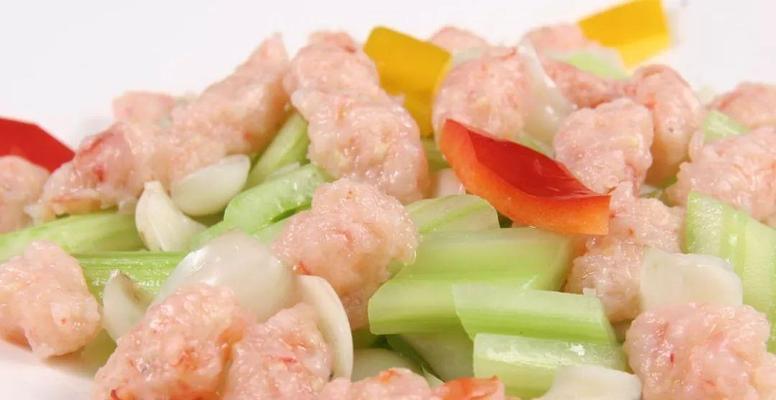 香辣芹菜炒虾仁，美味可口（快手做法，让你轻松享受美食）