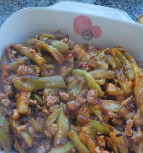 香辣茄子做法详解（美味可口的家常菜，快来试试吧！）