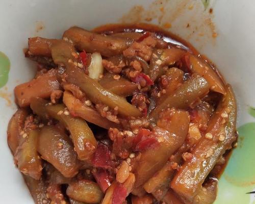 香辣茄子做法详解（美味可口的家常菜，快来试试吧！）