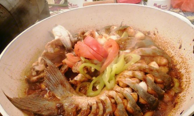 如何制作美味香辣啤酒鱼（传统美食的创新升级）
