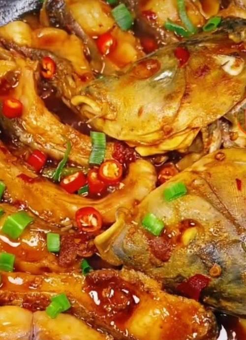 如何制作美味香辣啤酒鱼（传统美食的创新升级）