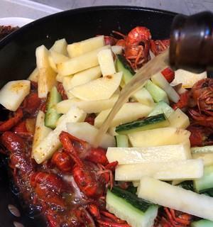 教你一步步制作香辣啤酒龙虾（享受海鲜的美味盛宴，口感鲜美爽口）