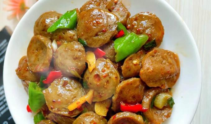 香辣牛肉丸的制作方法（辣味浓郁，口感丰富的美味佳肴）
