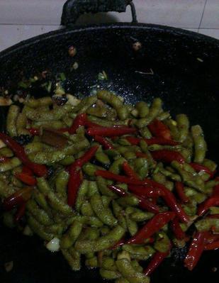香辣毛豆荚的做法（让你在家也能轻松享受餐馆的美味菜肴）