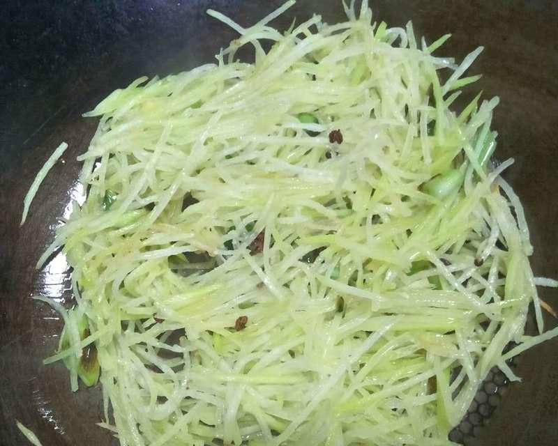 香辣萝卜丝的制作方法（如何做出口感鲜嫩、辣味十足的香辣萝卜丝）